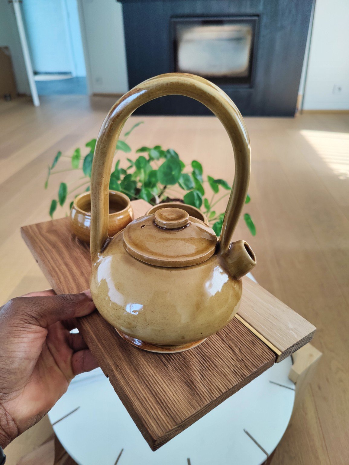 Finished handmade teapot on a wooden tray from the DESIGnana Tea Masterclass
